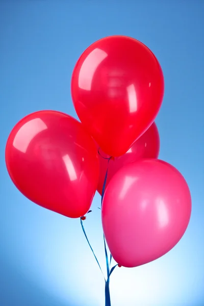 Rosa flygande ballonger på blå bakgrund — Stockfoto