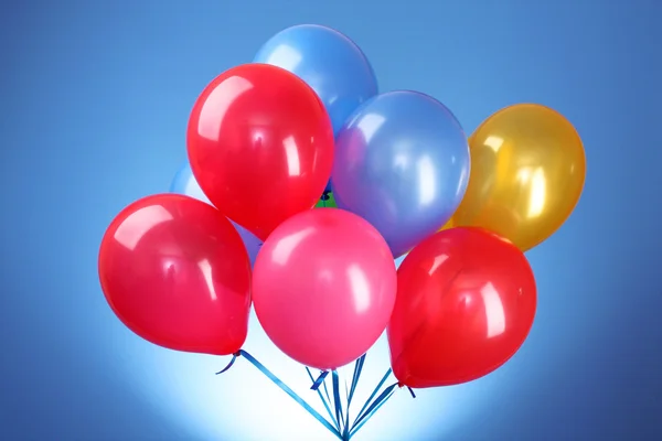 Balões voadores cor-de-rosa em um fundo azul — Fotografia de Stock