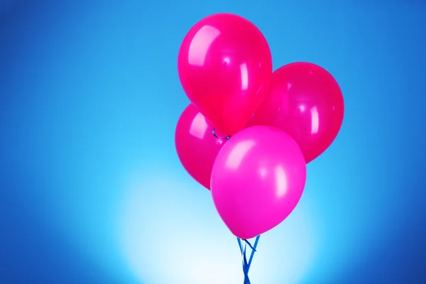 Rosa flygande ballonger på blå bakgrund — Stockfoto
