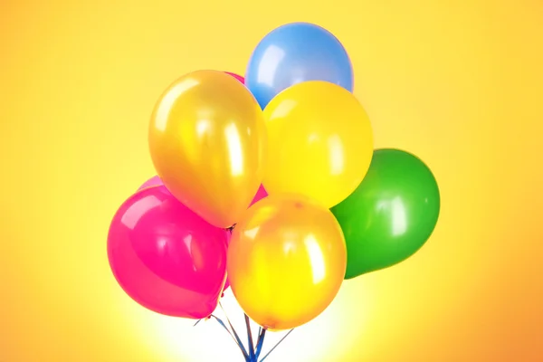 Palloncini volanti su sfondo giallo — Foto Stock