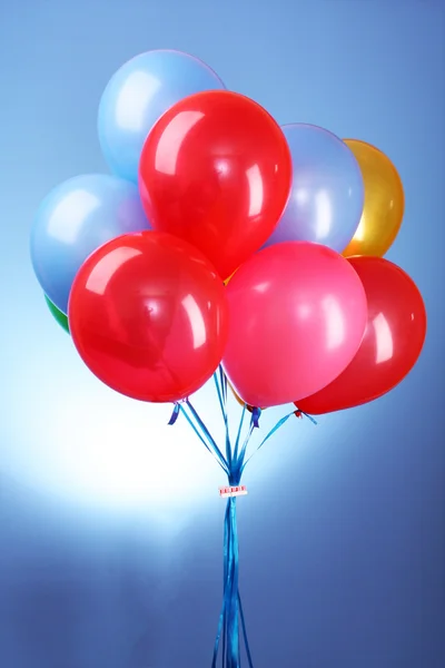 Różowy, latające balony na niebieskim tle — Zdjęcie stockowe