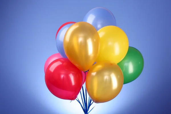 Roze ballonnen vliegen op een blauwe achtergrond — Stockfoto
