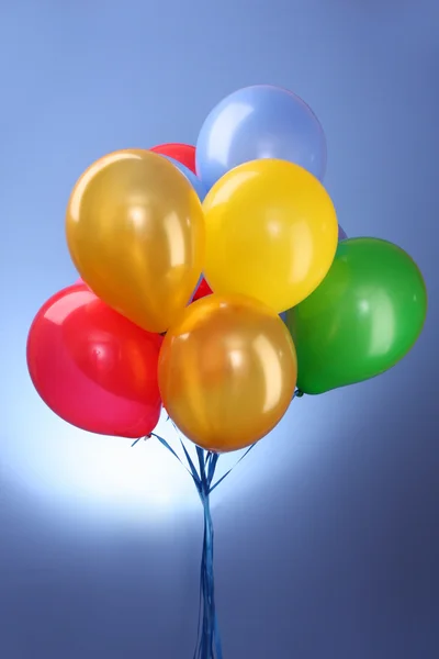Rosa fliegende Luftballons auf blauem Hintergrund — Stockfoto