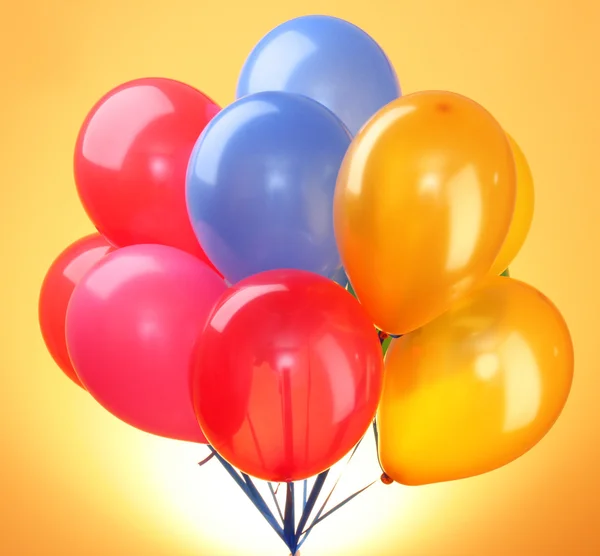 Różowy, latające balony na żółtym tle — Zdjęcie stockowe
