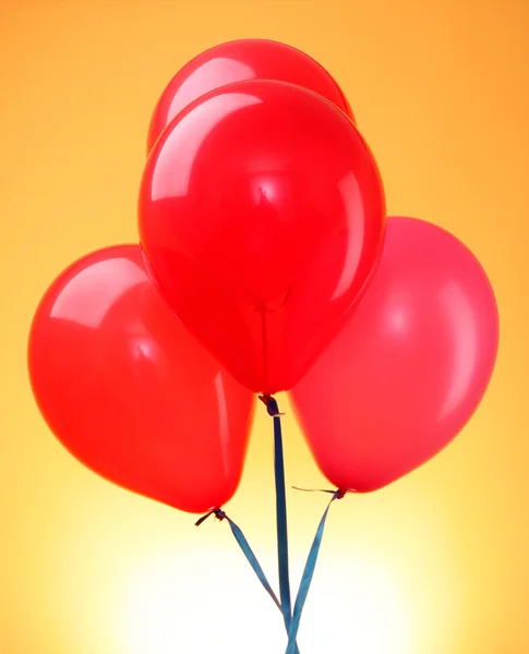 Balões voadores cor-de-rosa em um fundo amarelo — Fotografia de Stock