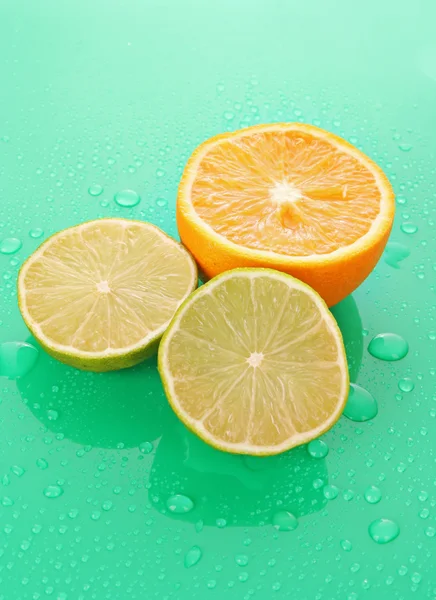Arancione e altri frutti su verde — Foto Stock