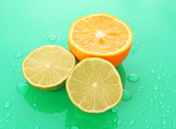 Naranja y otras frutas en verde — Foto de Stock