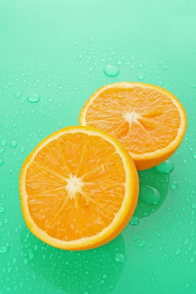 Pomarańcza mokra na czerwonym tle — Zdjęcie stockowe