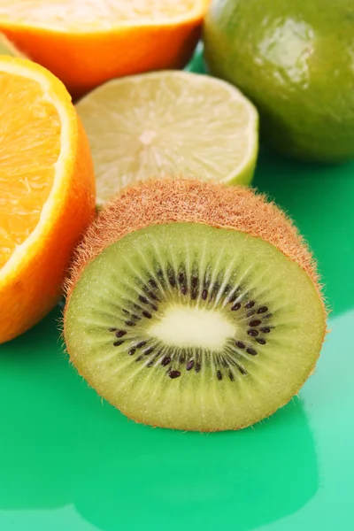 Arancione e altri frutti su verde — Foto Stock