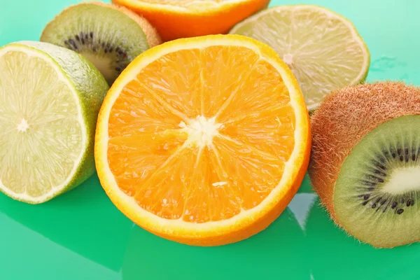 オレンジと緑の上の他の果物 — ストック写真