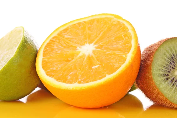 Naranja y otras frutas en amarillo —  Fotos de Stock