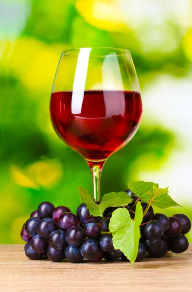 Uve mature e calice di vino — Foto Stock