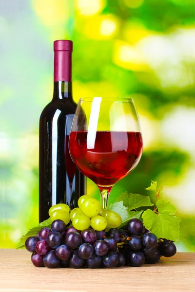 องุ่นดิบ แก้วไวน์ และไวน์ — ภาพถ่ายสต็อก