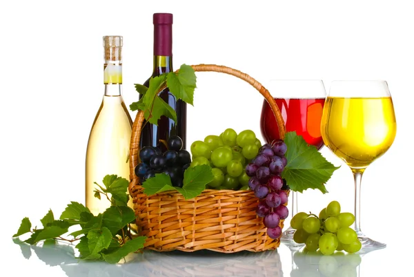 Uvas tintas maduras y vino en cesta — Foto de Stock
