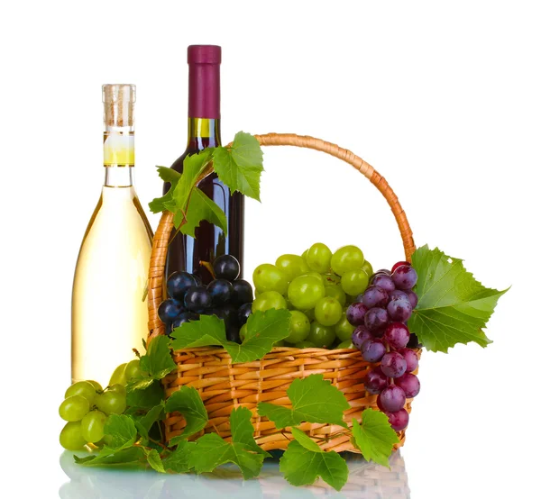 Uvas vermelhas maduras e vinho em cesto — Fotografia de Stock
