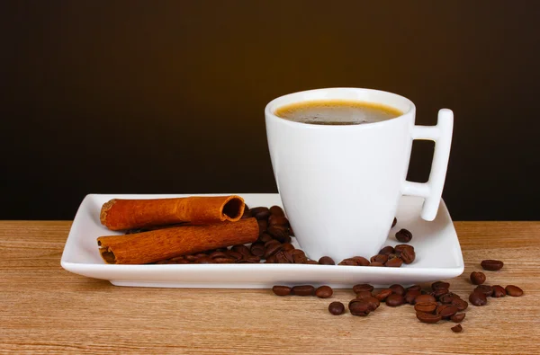 Taza de café, granos de café y canela — Foto de Stock