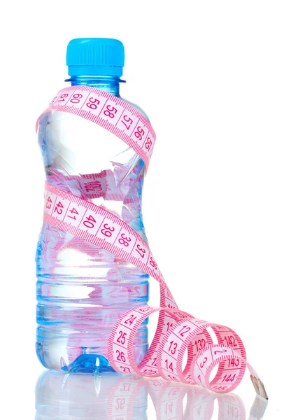 Botella de plástico con agua y cinta métrica — Stockfoto