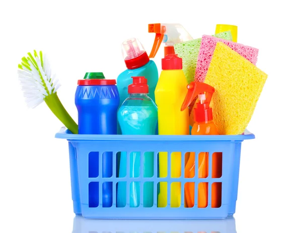 Caixa cheia de suprimentos de limpeza e esponjas — Fotografia de Stock