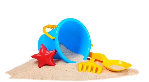 Детские пляжные игрушки и песок — стоковое фото