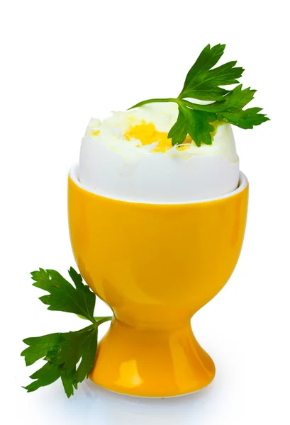 Vařené vejce v žlutý stojan a petrželkou — Stock fotografie