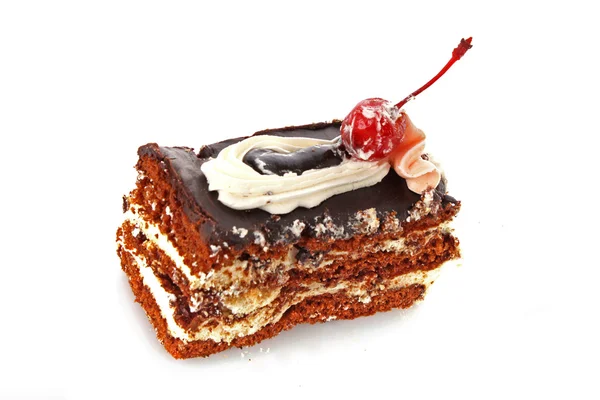 크림 과 체리를 곁들인 초콜릿 케이크 — 스톡 사진