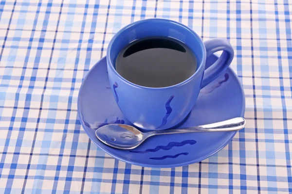Niebieską filiżankę herbaty na stole — Zdjęcie stockowe