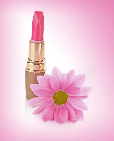 Nuevo lápiz labial y flor sobre fondo blanco — Foto de Stock