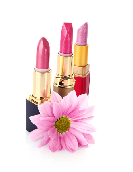 Neuer Lippenstift auf Kosmetik und Blumenhintergrund — Stockfoto
