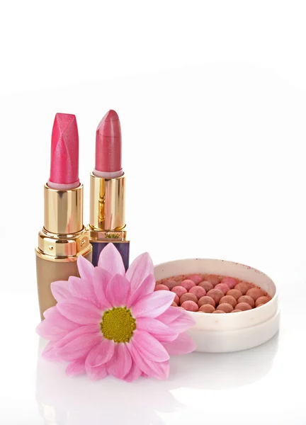 Twee nieuwe lippenstiften, rouge en roze bloem op de witte pagina — Stockfoto
