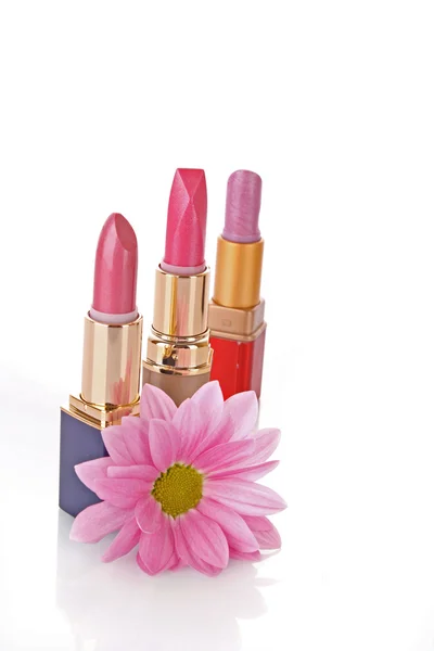 Twee nieuwe lippenstiften en roze bloem op witte achtergrond — Stockfoto