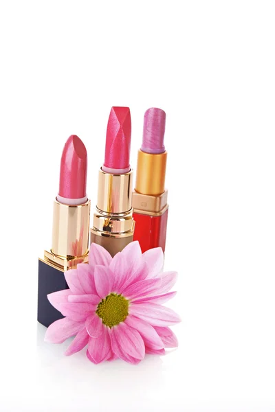 Zwei neue Lippenstifte und rosa Blume auf weißem Hintergrund — Stockfoto