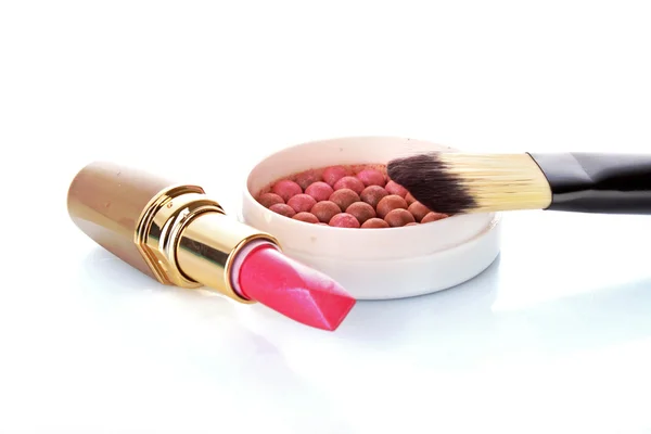 Nuevo lápiz labial y colorete rosa sobre fondo blanco — Foto de Stock