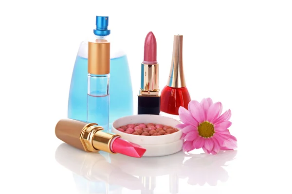 Nieuwe lippenstift en roze bloem op witte achtergrond — Stockfoto