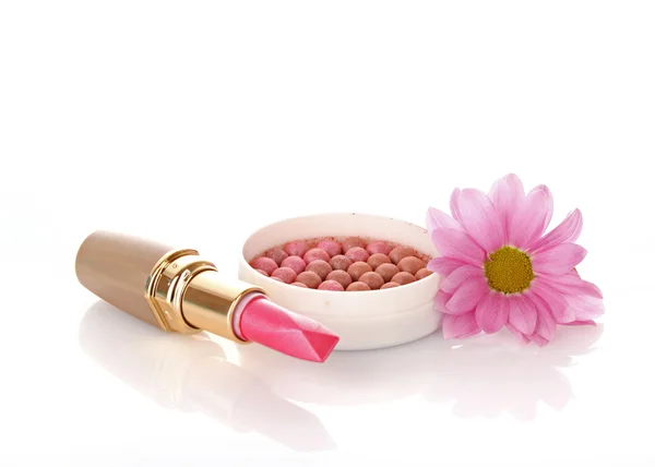 Nuovo rossetto e fiore rosa su sfondo bianco — Foto Stock