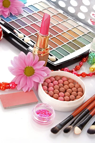 흰색 흰색 뒷면에 꽃과 많은 다채로운 여자 화장품 — 스톡 사진
