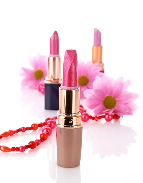 Nuevo lápiz labial sobre cosméticos y fondo de flores —  Fotos de Stock