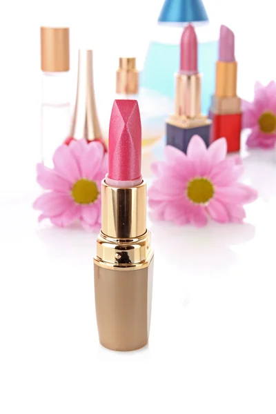 Nieuwe lippenstift op cosmetica en bloem achtergrond — Stockfoto