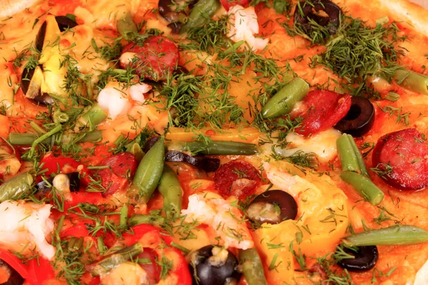 Frisch gebackene Pizza mit Pfefferoni-Oliven und Paprika — Stockfoto