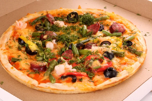 Biberli zeytin ve biber taze pişmiş pizza — Stok fotoğraf