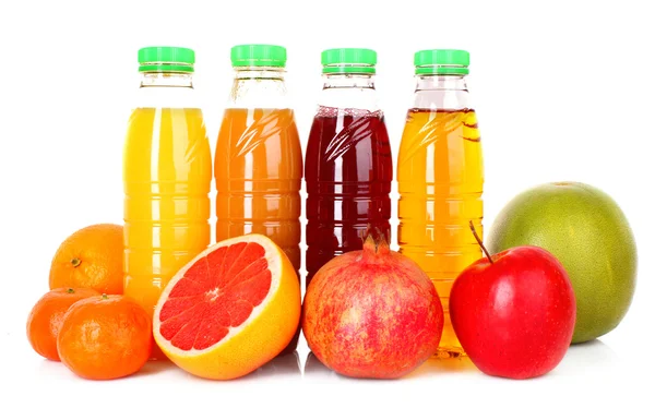 Garrafas de suco com frutas maduras no fundo branco — Fotografia de Stock