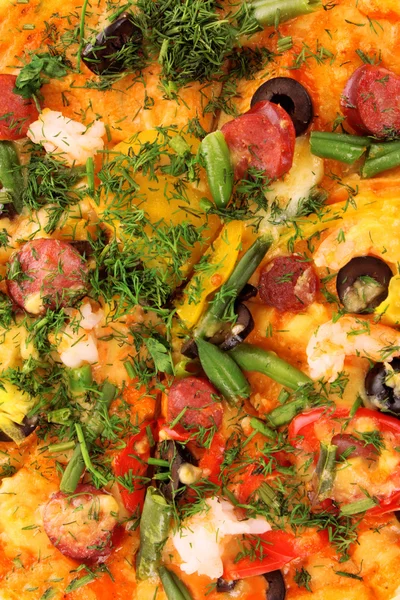 Färskt bakad pizza pepperoni oliver, paprika — Stockfoto