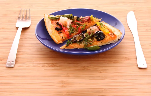 Pizza z salami na talerzu — Zdjęcie stockowe