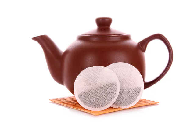 Yakın çekim, çay poşeti ve beyaz arka plan üzerinde izole çaydanlık — Stok fotoğraf