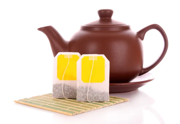 Nahaufnahme von Teebeutel und Teekanne isoliert auf weißem Hintergrund — Stockfoto