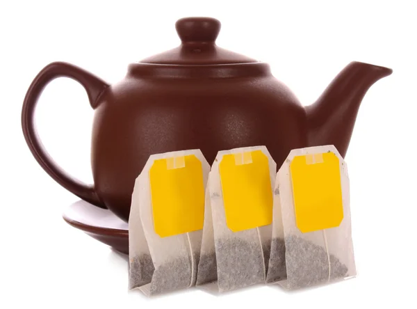 Primer plano de la bolsa de té y la tetera aislados sobre fondo blanco —  Fotos de Stock