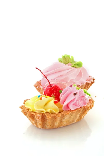 Süße Torte mit Kirsche auf weißem Hintergrund — Stockfoto