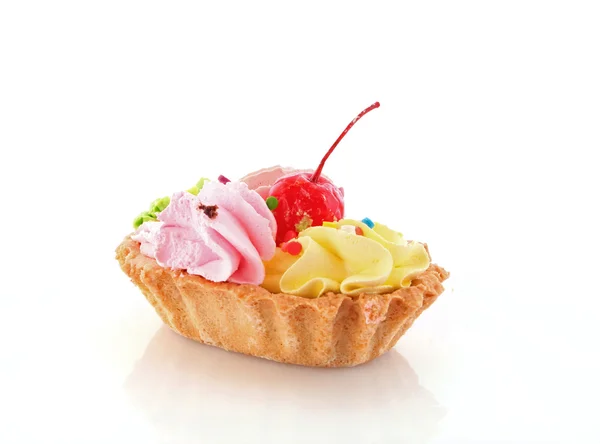 Růžový tvarohový koláč s maraschino třešní na bílém pozadí — Stock fotografie
