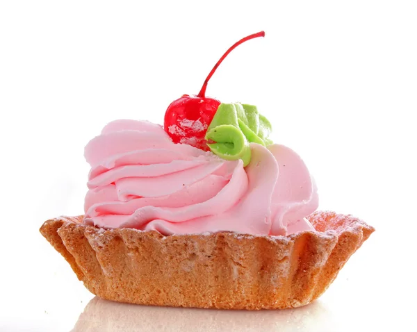 Torta di formaggio rosa con maraschino ciliegia su bianco — Foto Stock