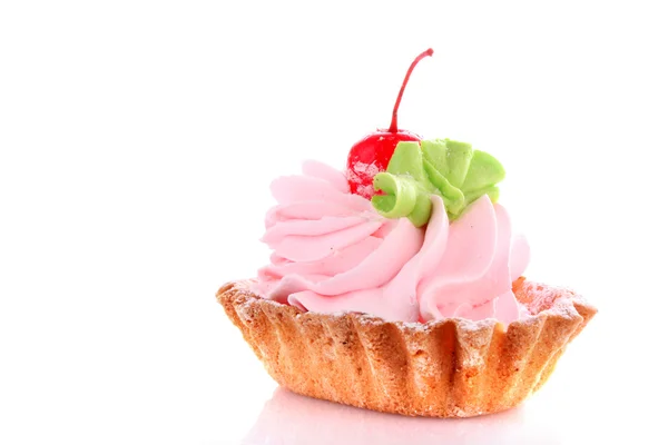 Rosa cheesecake med maraschino körsbär på vit — Stockfoto