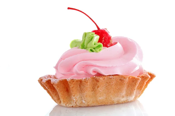 Tarta de queso rosa con cereza al maraschino sobre blanco —  Fotos de Stock
